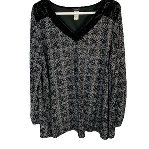 Cocomo Woman Tunic Top Plus 3X Black & White Velvet Trim Geometric Flowy V-Neck‎